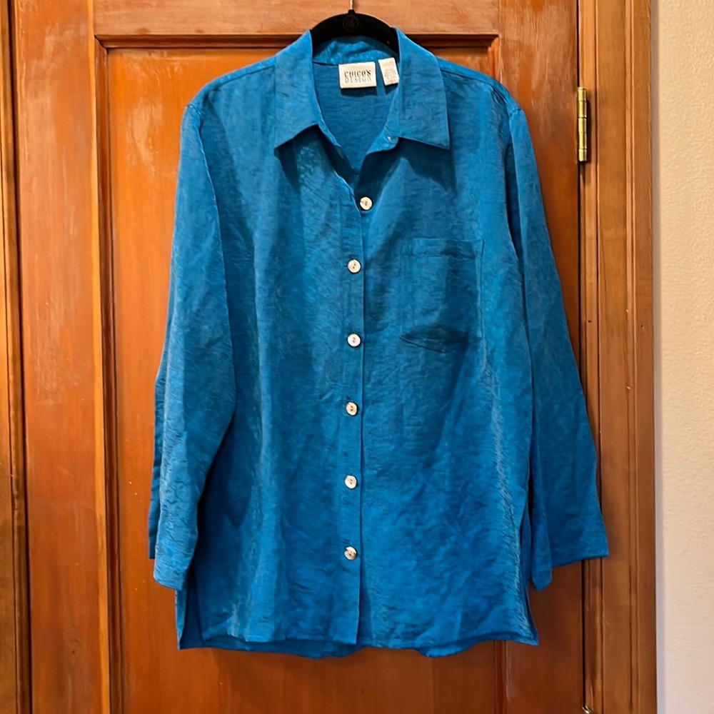 Beautiful teal Chico’s Design button down shirt jacket. Size 1. Silk & linen